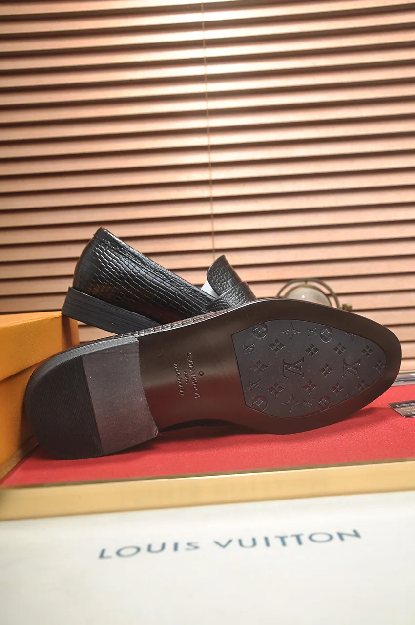 Men's men's shoes 💰540💶 [LV] (original single cowhide lining) 🍀LV's latest genuine leather business suit shoes are launched simultaneously on the official website. The first-layer cowhide imported from Italy is made of heavy gold, 💥official website 1:1 rubber outsole. Versatile to wear, high-end without losing class, and the color combination is extraordinary. This four-season style is alluring when worn on your feet, showing off your big-name flair. Standard code 38-45 (45 customized)